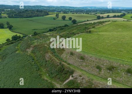 Vue aérienne du fort Old Oswestry, un grand fort de l'âge du fer dans les Marches galloises près d'Oswestry, Shropshire, Royaume-Uni. Banque D'Images