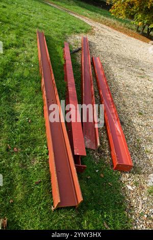 Une livraison d'aciers pour construire une maison. Support technique sous forme de solives ou de poutres en H en acier laminé. Construction de maison essentielle Banque D'Images