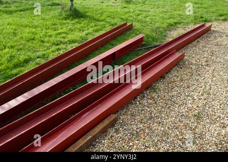 Une livraison d'aciers pour construire une maison. Support technique sous forme de solives ou de poutres en H en acier laminé. Construction de maison essentielle Banque D'Images