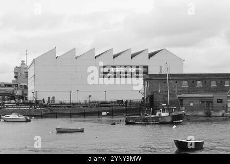 Portsmouth, Hampshire, Angleterre. 2 septembre 2024. Vue en niveaux de gris du No. 4 Boathouse à Portsmouth Dockyard. Banque D'Images