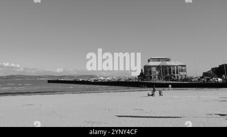 Weymouth, Dorset, Angleterre. 3 octobre 2024. Vue en niveaux de gris du Pavilion Theatre et de la jetée, vue de la plage, vers l'ouest. Banque D'Images