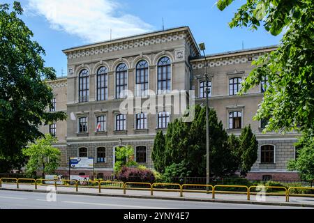 Façade principale du bâtiment historique du complexe scolaire no. 1 dans la ville de Kluczbork, en haute-Silésie, Powiat Kluczborski, Voïvodie d'Opole, Pologne. Banque D'Images