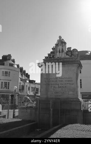 Weymouth, Dorset, Angleterre. 3 octobre 2024. Vue en niveaux de gris d'une statue du roi George le troisième par l'architecte J. Hamilton. Centre-ville, vu de front. Banque D'Images