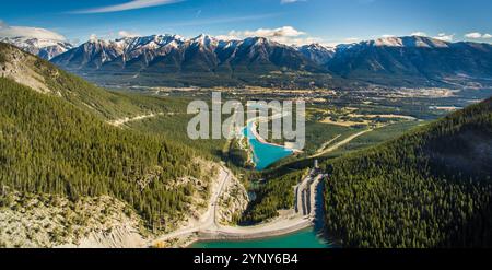 Prise en 2016 à partir d'un drone DJI lors d'un voyage dans les Rocheuses canadiennes. C'était à Whitemans Pond, surplombant Canmore, en Alberta. Banque D'Images