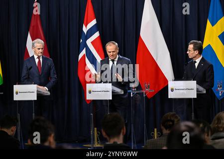 Flen, Suède. 27 novembre 2024. FLEN, SUÈDE 20241127Le premier ministre norvégien Jonas Gahr Støre, le premier ministre polonais Donald Tusk et le premier ministre suédois Ulf Kristersson lors du sommet de mercredi à Harpsund, en Suède, auquel participent les chefs de gouvernement des pays nordiques et baltes, le 27 novembre 2024. Photo : Henrik Montgomery/TT/Code 10060 crédit : TT News Agency/Alamy Live News Banque D'Images