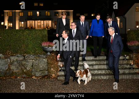 Flen, Suède. 27 novembre 2024. FLEN, SUÈDE 20241127Le ministre letton des Affaires étrangères Baiba Braže, le premier ministre suédois Ulf Kristersson, le premier ministre finlandais Petteri Orpo, le premier ministre polonais Donald Tusk, le premier ministre danois mette Frederiksen, le premier ministre estonien Kristen Michal et le premier ministre norvégien Jonas Gahr Støre lors du sommet de mercredi à Harpsund, Suède, les 27 novembre 2024. Photo : Henrik Montgomery/TT/Code 10060 crédit : TT News Agency/Alamy Live News Banque D'Images