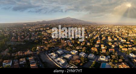 Vue aérienne du volcan Etna et du paysage urbain de Catane, Sicile, Italie Banque D'Images