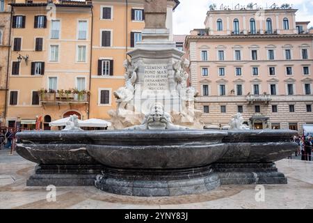 Rome, RM, Italie. 27 novembre 2024. La fontaine de Piazza dellla Rotonda, en face du Panthéon, est de nouveau ouverte après restauration. (Crédit image : © Marco Di Gianvito/ZUMA Press Wire) USAGE ÉDITORIAL SEULEMENT! Non destiné à UN USAGE commercial ! Banque D'Images