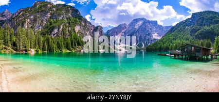 Italie, Tyrol du Sud. L'un des plus beaux lacs alpins de montagne - magique Lago di Braies, entouré par les Dolomites montagnes. Banque D'Images