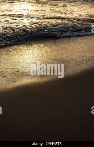 Bord de mer pendant le coucher du soleil. Reflets du soleil sur l'eau. Paysage tropical de vacances. Banque D'Images