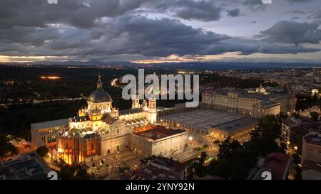 4k vue aérienne de la ligne d'horizon de la cathédrale Santa Maria la Real de la Almudena et du Palais Royal au coucher du soleil. Madrid, Espagne Banque D'Images