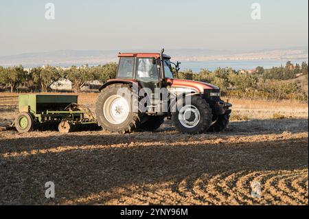 tracteur sur le terrain en cours de travail Banque D'Images