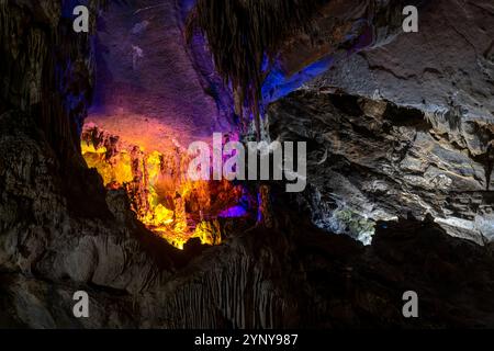 Capturée dans le Parque Nacional Grutas de Cacahuamilpa, cette vue spectaculaire présente des lumières colorées illuminant les formations rocheuses uniques à l'intérieur du Banque D'Images