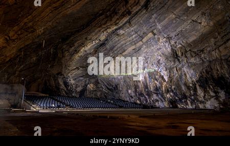 Une vue saisissante sur le vaste intérieur du Parque Nacional Grutas de Cacahuamilpa révèle d'imposantes formations rocheuses et un amphithéâtre naturel. Banque D'Images