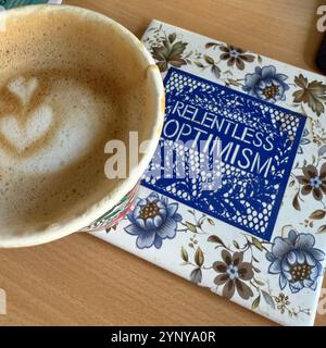 Relentless Optimim Coaster de Stokes Croft China avec une tasse de café à emporter dessus Banque D'Images