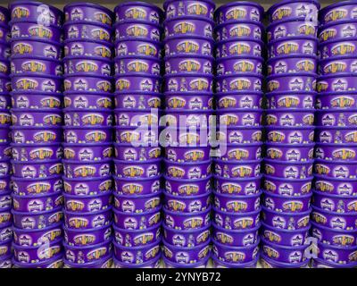 Bacs empilés de Cadburys Heroes prêts pour Noël : Phillip Roberts Banque D'Images