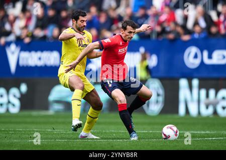 Ante Budimir de CA Osasuna dut pour le ballon avec Raul Albiol de Villarreal CF lors du match LaLiga EA Sports entre CA Osasuna contre Villarreal CF A. Banque D'Images