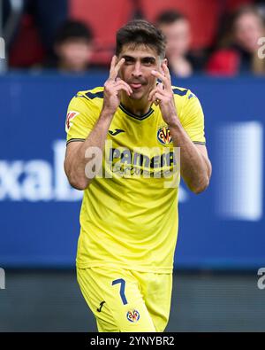 Gerard Moreno de Villarreal CF célèbre après avoir marqué le deuxième but de son équipe lors du match LaLiga EA Sports entre CA Osasuna contre Villarreal CF AT Banque D'Images