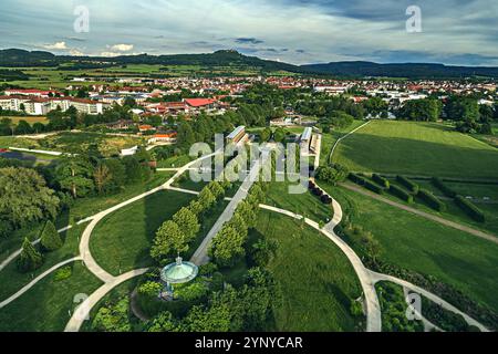 BAD STAFFELSTEIN, BAVIÈRE, ALLEMAGNE - VERS MAI 2024 : le Kurpark de la ville de Bad Staffelstein en Allemagne. Banque D'Images