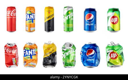 Canettes de boisson gazeuse populaires isolées sur fond blanc, emballage de boisson neuf et écrasé Banque D'Images