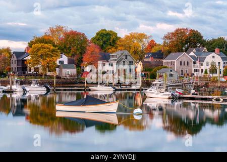 Rangée pittoresque de maisons historiques à la rivière Piscatagua et bateaux de pêche Portsmouth New Hampshire, Nouvelle-Angleterre, États-Unis Banque D'Images