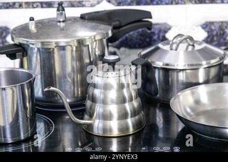 Divers casseroles et poêles en acier inoxydable et ustensiles de cuisine Banque D'Images