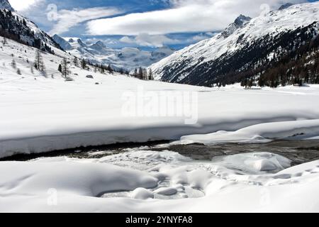 Idylle d'hiver dans la vallée enneigée de Roseg, Val Roseg, Pontresina, Engadin, Suisse Banque D'Images