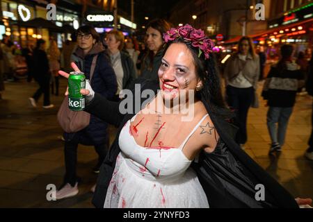 Les gens en robe de fantaisie célébrant, Halloween, Leicester Square, Londres, Royaume-Uni. 31 octobre 2024 Banque D'Images