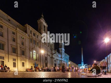 Rome, Italie, juillet 2017, la nuit, les visiteurs se rassemblent sur la Piazza Navona, profitant de l'atmosphère vibrante et de l'architecture historique de Rome. Banque D'Images