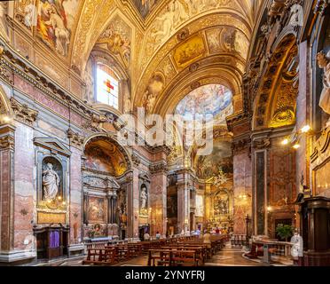 Rome, Italie, juillet 2017, explorez l'art complexe de l'intérieur de l'église de la Maddalena à Rome, avec de superbes fresques, des sculptures détaillées et Banque D'Images