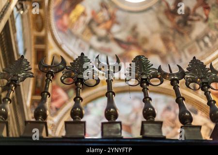 Rome, Italie, juillet 2017, Une grille décorative en fer forgé présente des détails complexes dans la basilique historique Santa Maria Sopra Minerva de Rome. Banque D'Images