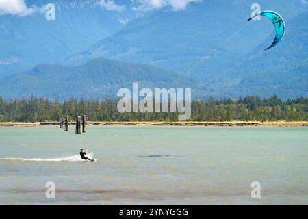 Squamish, Colombie-Britannique, Canada – 29 août 2020 - Howe Sound Kite Surfing Squamish. Les kitesboarders et les planches à voile attrapent le vent au large de Squamish. Banque D'Images