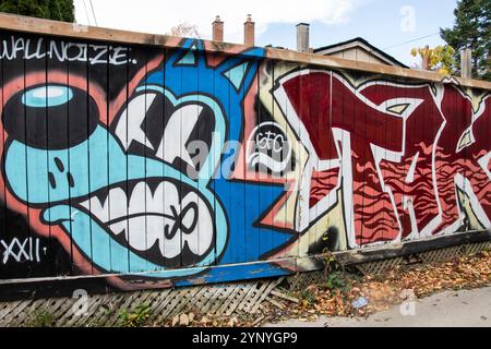 Murale murale bleue murnoize sur une clôture sur Alex Faulkner Lane à Etobicoke, Toronto, Ontario, Canada Banque D'Images