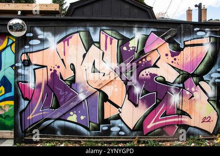 Graffiti labyrinthe marqué sur une clôture sur Alex Faulkner Lane à Etobicoke, Toronto, Ontario, Canada Banque D'Images