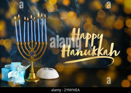 Carte de voeux pour Hanukkah avec menorah, cadeaux et kippa sur fond sombre Banque D'Images