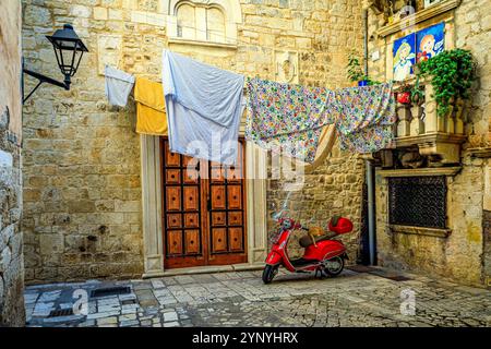 Vue panoramique sur la vieille ville de Trogir. Photo prise le 23 octobre 2024 à Trogir, comté de Split Dalmatie, Croatie. Banque D'Images