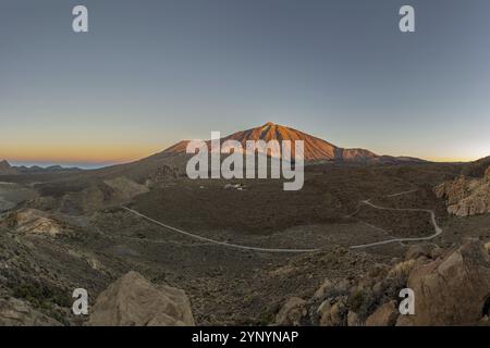 Panorama pendant l'ascension à Alto de Guajara, 2715m, au-dessus du parc national du Teide, Parque Nacional del Teide, au Pico del Teide, 3715m, au lever du soleil, T Banque D'Images