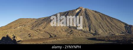 Panorama pendant l'ascension à Alto de Guajara, 2715m, au-dessus du parc national du Teide, Parque Nacional del Teide, au Pico del Teide, 3715m, au lever du soleil, T Banque D'Images