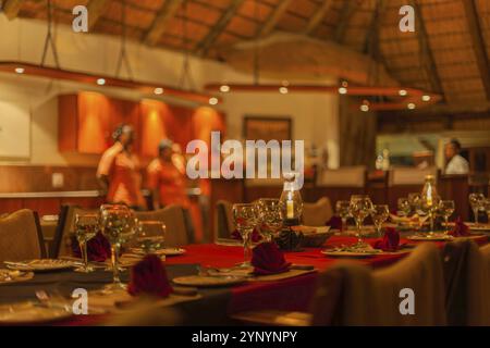 Restaurant confortable avec tables posées et éclairage chaleureux, prêt pour le service, Namibie, Afrique Banque D'Images