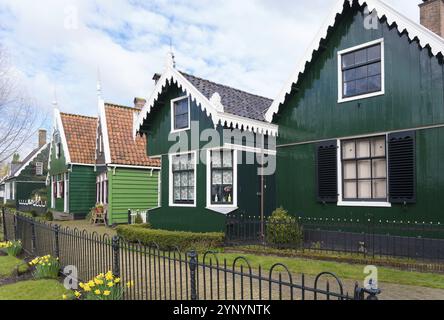 Authentiques maisons hollandaises en bois dans le célèbre musée en plein air Zaanse Schans aux pays-bas Banque D'Images