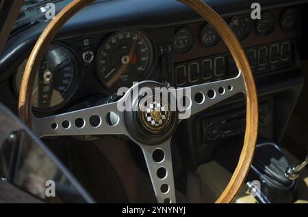 Intérieur d'une jaguar e-type lors de la 14ème tournée orange. Cette tournée annuelle a lieu pendant les célébrations d'anniversaire du roi, une fête nationale Banque D'Images