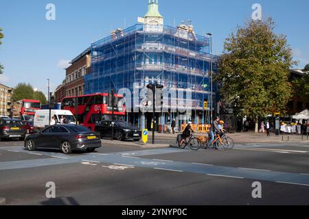 Voitures de circulation bus et feux de circulation devant le White Hart Pub à l'angle Cambridge Heath Road & Whitechapel Rd dans l'est de Londres Angleterre Royaume-Uni KATHY DEWITT Banque D'Images