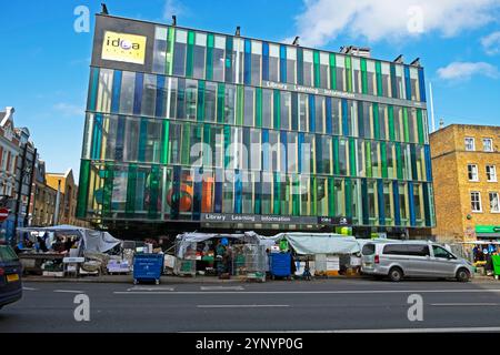 Librairie Ideas Store et stands de marché sur Whitechapel Road dans l'est de Londres E1 Borough of Tower Hamlets Angleterre Royaume-Uni Grande-Bretagne 2024 KATHY DEWITT Banque D'Images