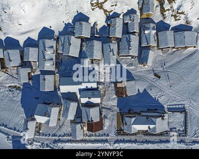 Toits enneigés dans un village alpin Banque D'Images