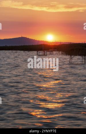 Le lac Balaton se lève au-dessus de la ville de Fonyod Banque D'Images