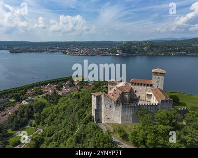 Vue aérienne de la forteresse Rocca la Angera Banque D'Images