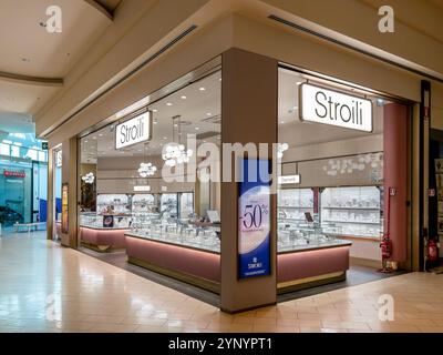 Italie - 27 novembre 2024 : bijouterie Stroili dans le centre commercial Mondovicino. Stroili est une chaîne italienne de magasins vendant des bijoux à un prix abordable Banque D'Images