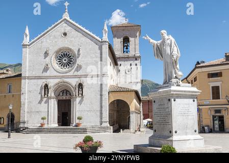 La place de San Benedetto Da Norcia ville quelques jours avant l'éretquake de 2016 (les écritures sur la statue sont en latin) Banque D'Images