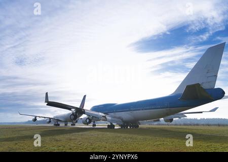 ENSCHEDE, PAYS-BAS, 3 FÉVRIER 2018 : deux avions commerciaux de passagers seront démantelés sur un ancien aérodrome militaire Banque D'Images