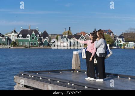 ZAANSE SCHANS, PAYS-BAS, 13 OCTOBRE 2018 : touristes asiatiques prenant des selfies dans le Zaanse Schans, un quartier avec des bâtiments historiques en bois dans le Banque D'Images